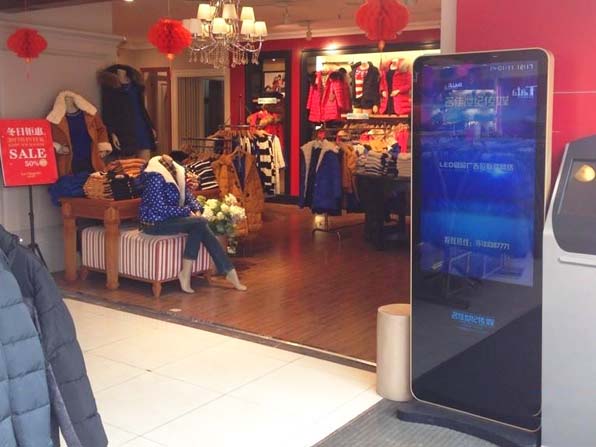 佐丹奴服裝店應用觸摸一體機提升品牌效應
